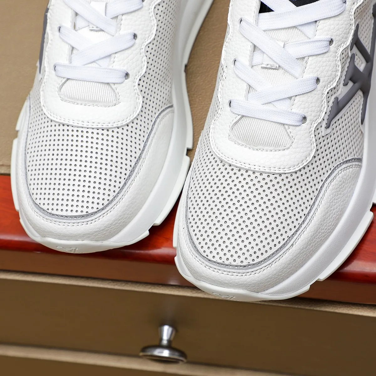 Ex-factory price: 440¥🌹🌹[LV Louis Vuitton] new low-top casual men's shoes. A must-have for fashionable men, new products are released in Hong Kong counters [strong], big-name style, European and American masters strongly create unique styles, comfortable on the feet, super soft outsole, super wear-resistant. Gives people a strong visual impact. Material: imported first-layer cowhide leather upper ➕rubber non-slip outsole, rubber graphics matching, 38 to 44